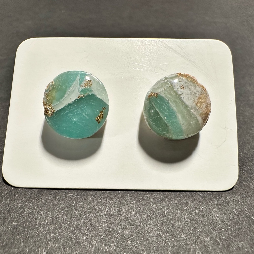 Handmade polymer clay earrings with resin coating
Beach/multicolor